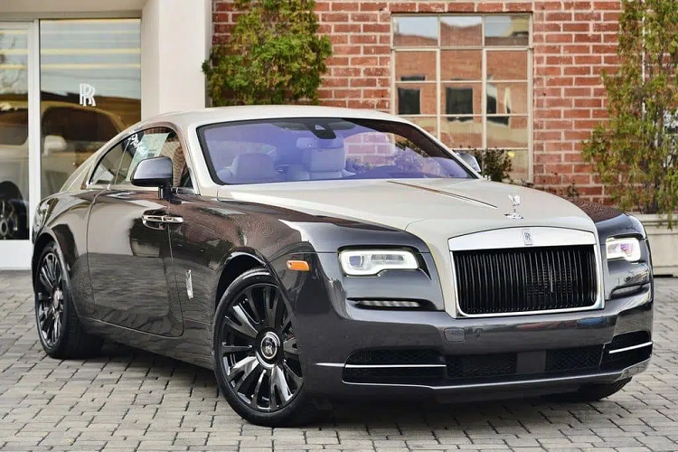 Lần đầu tiên trình làng vào năm 2013, Rolls-Royce Wraith được phát triển dựa trên cơ sở gầm bệ của Ghost thế hệ cũ. Sở hữu thiết kế coupe 2 cửa, Rolls-Royce Wraith có chiều dài 5.268 mm, rộng 1.948 mm, chiều dài cơ sở 3.112 mm và trọng lượng 2.435 kg.