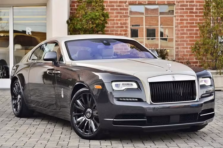 Lần đầu tiên trình làng vào năm 2013, Rolls-Royce Wraith được phát triển dựa trên cơ sở gầm bệ của Ghost thế hệ cũ. Sở hữu thiết kế coupe 2 cửa, Rolls-Royce Wraith có chiều dài 5.268 mm, rộng 1.948 mm, chiều dài cơ sở 3.112 mm và trọng lượng 2.435 kg.