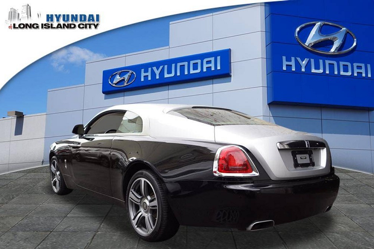 Rolls-Royce Wraith dùng động cơ V12 và hộp số tự động 8 cấp. Tại Việt Nam, giá xe Rolls-Royce Wraith lên đến hơn 30 tỷ đồng.