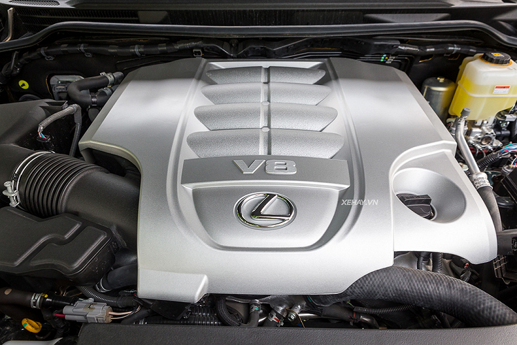 Ngoài ra, mẫu xe SUV hạng sang Lexus LX 570 cũng có nhiều công nghệ an toàn ấn tượng như Hệ thống cảnh báo điểm mù (BSM) và Hệ thống cảnh báo phương tiện cắt ngang khi lùi (Rear Cross Traffic Alert);