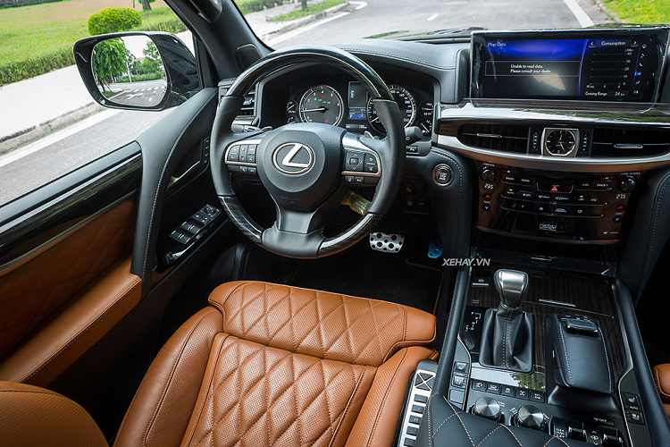 Lexus LX 570 sở hữu nội thất sang trọng và tiện nghi với Hệ thống âm thanh vòm 19 loa Mark Levinson, kết nối Bluetooth và chế độ AV trên điện thoại di động hay máy nghe nhạc cầm tay, Hệ thống điều hòa Lexus Climate Concierge (LCC) 4 vùng độc lập, da mềm mại, ốp gỗ cao cấp Shimamoku, màn hình giải trí cỡ lớn ở trung tâm, màn hình kép cho hàng ghế sau. 