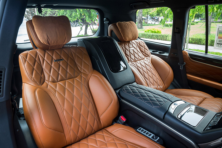 Được thiết kế để chinh phục những địa hình thử thách, LX 570 mới vẫn được trang bị hệ dẫn động bốn bánh 4WD mạnh mẽ giúp người lái tự tin vượt qua mọi khó khăn trên những cung đường hiểm trở mà vẫn đem đến sự thoải mái ấn tượng.