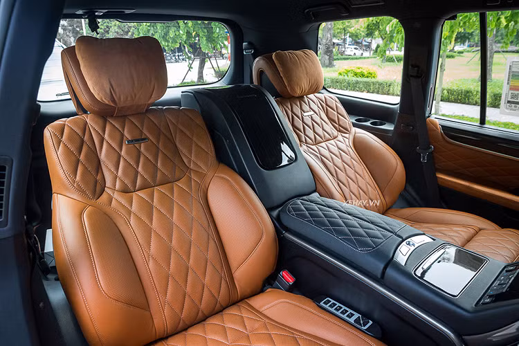 Được thiết kế để chinh phục những địa hình thử thách, LX 570 mới vẫn được trang bị hệ dẫn động bốn bánh 4WD mạnh mẽ giúp người lái tự tin vượt qua mọi khó khăn trên những cung đường hiểm trở mà vẫn đem đến sự thoải mái ấn tượng.