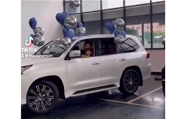 Được mệnh danh là "chuyên cơ mặt đất", chiếc Lexus LX 570 của đại gia Cao Bằng có ngoại thất màu trắng tinh, kết hợp nhiều dải crôm sáng bóng, khác hẳn với diện mạo đen hầm hố của chiếc G-Class độ Brabus.