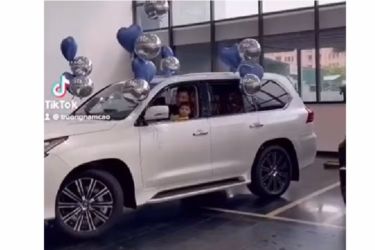 Được mệnh danh là "chuyên cơ mặt đất", chiếc Lexus LX 570 của đại gia Cao Bằng có ngoại thất màu trắng tinh, kết hợp nhiều dải crôm sáng bóng, khác hẳn với diện mạo đen hầm hố của chiếc G-Class độ Brabus.