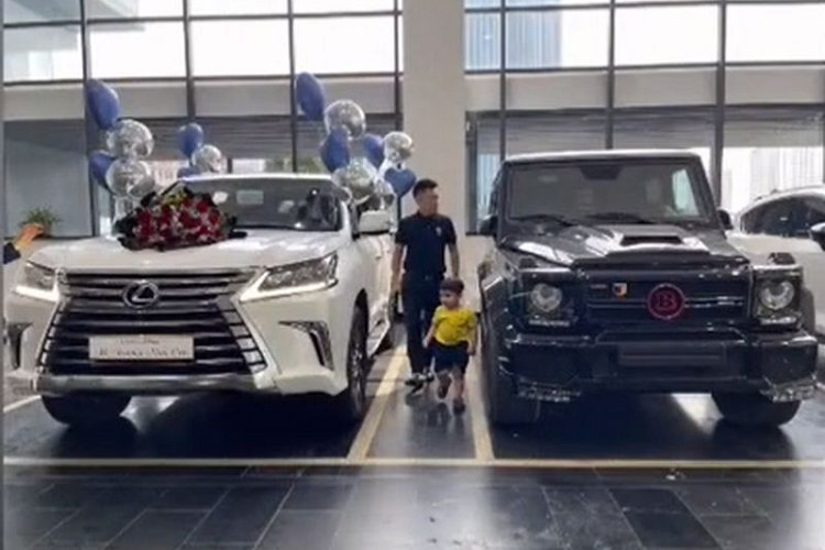 Có thể thấy, người này rất thích những chiếc SUV cỡ lớn và sang trọng, trong khi chiếc Mercedes-Benz G-Class độ Brabus có giá trên 10 tỷ đồng thì chiếc Lexus LX 570 chính hãng mới tậu của vị đại gia Cao Bằng cũng có giá lên tới 8,34 tỷ đồng (lăn bánh khoảng 9,2 tỷ đồng).