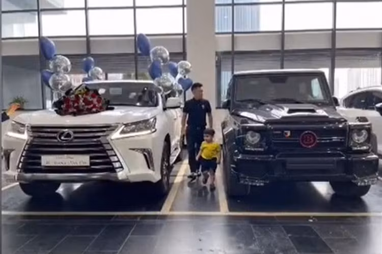 Có thể thấy, người này rất thích những chiếc SUV cỡ lớn và sang trọng, trong khi chiếc Mercedes-Benz G-Class độ Brabus có giá trên 10 tỷ đồng thì chiếc Lexus LX 570 chính hãng mới tậu của vị đại gia Cao Bằng cũng có giá lên tới 8,34 tỷ đồng (lăn bánh khoảng 9,2 tỷ đồng).