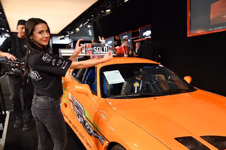 Mới đây, chiếc Toyota Supra huyền thoại từng được sử dụng để ghi hình tĩnh trong phần 1 và 2 của loạt phim Fast &amp; Furious vừa tham gia cuộc đấu giá tại Las Vegas, Mỹ. Với việc là phương tiện trong bộ phim đình đám và không tham gia bất kỳ cảnh hành động đua xe nào, chiếc Supra gần 30 năm tuổi này được mua lại với giá 550.000 USD, con số kỷ lục dành cho một mẫu Toyota Supra từ trước đến nay.