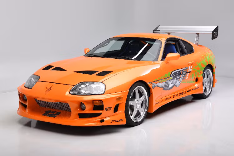 Có thể thấy, giá xe Toyota Supra 1994 hơn nửa triệu USD (khoảng hơn 1,26 tỷ đồng) còn giữ được hiện trạng rất tốt. Ngoại thất của xe được sơn màu cam Candy Orange quen thuộc của các mẫu supercar Lamborghini. Bên thân được trang trí bộ tem có tên “Nuclear Gladiator” thiết kế bởi Troy Lee Designs.