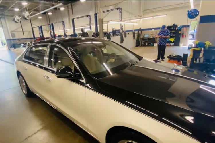 Chiếc xe siêu sang Mercedes-Maybach S580 2021 của thành viên Gia Lai Team có ngoại thất tông trắng - đen nổi bật, nội thất màu kem sang trọng, xe được trang bị "full option", và có giá lăn bánh lên đến 280.000 USD (khoảng 6,36 tỷ đồng). Trong khi đó, tại nước ta, Maybach S-Class 2021 chính hãng đã được chào hàng với giá khoảng 17 tỷ đồng cho bản S680 cao cấp nhất.