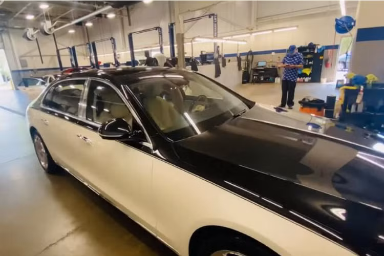 Chiếc xe siêu sang Mercedes-Maybach S580 2021 của thành viên Gia Lai Team có ngoại thất tông trắng - đen nổi bật, nội thất màu kem sang trọng, xe được trang bị "full option", và có giá lăn bánh lên đến 280.000 USD (khoảng 6,36 tỷ đồng). Trong khi đó, tại nước ta, Maybach S-Class 2021 chính hãng đã được chào hàng với giá khoảng 17 tỷ đồng cho bản S680 cao cấp nhất.