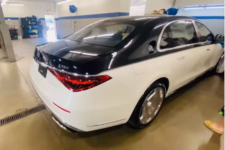 Mercedes-Maybach S-Class thế hệ mới có kích thước dài x rộng x cao lần lượt là 5.469 x 1.920 x 1.508 mm và chiều dài cơ sở 3.395 mm, tăng 180 mm so với trước đây, từ đó, S-Class 2021 có được khoang cabin rộng rãi hơn hẳn.