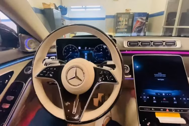 Tất cả ghế của Mercedes-Maybach S-Class 2021 đều được bọc da Nappa cao cấp đi kèm các chức năng thư giãn hiện đại. Bên cạnh đó, xe được trang bị cụm đồng hồ công-tơ-mét 12.3 inch, hệ thống thông tin giải trí trung tâm 12.8 inch, hệ thống âm thanh vòm Burmester 4D 30 loa, điều hòa 4 vùng, gói Air Balance với tính năng ion hóa, bộ khuếch tán hương thơm, cửa sau đóng/mở bằng điện,...