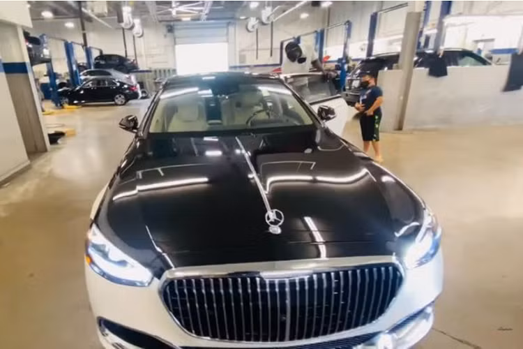 Trên thực tế, Mercedes-Benz S-Class, gồm cả các bản Maybach, chỉ vừa ra mắt toàn cầu vào cuối năm 2020 và mở bán từ tháng 6 năm nay. Sức hút quá lớn của dòng sedan hạng sang này đã khiến thời gian giao xe lâu hơn dự kiến, vì vậy, nhiều khách hàng tại Mỹ đã chấp nhận chi thêm 40.000 USD để được nhận xe sớm hơn.