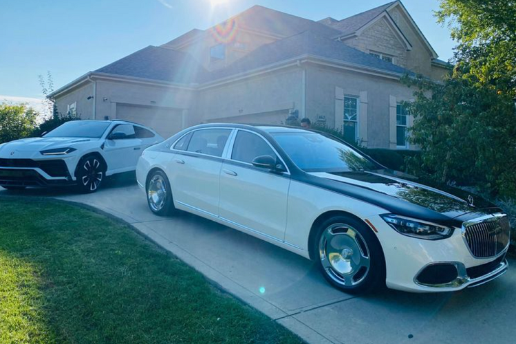 Về diện mạo, Maybach S-Class 2021 sở hữu thiết kế trẻ trung và hiện đại hơn, nổi bật là lưới tản nhiệt thanh dọc độc quyền cùng logo Maybach, hốc hút gió phía trước to bản, nhiều đường viền mạ crome xung quanh xe giúp tăng độ sang trọng của xe, tay nắm cửa ẩn, cửa hít và cửa sổ trời toàn cảnh.