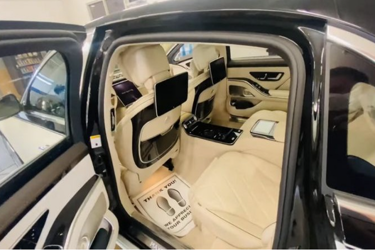 Tuy nhiên, điểm nhấn của Mercedes-Maybach S580 và S680 2021 nằm ở không gian ở hàng ghế thứ 2 với các ghế ngồi thương gia tích hợp chức năng massage, sưởi, chỉnh điện, ghi nhớ vị trí. Các "ông chủ" của S 580 và S 680 cũng nhận được 2 màn hình giải trí riêng biệt 11,6 inch phía sau, ngăn chứa đồ đa năng và một màn hình điều khiển chức năng dạng máy tính bảng.