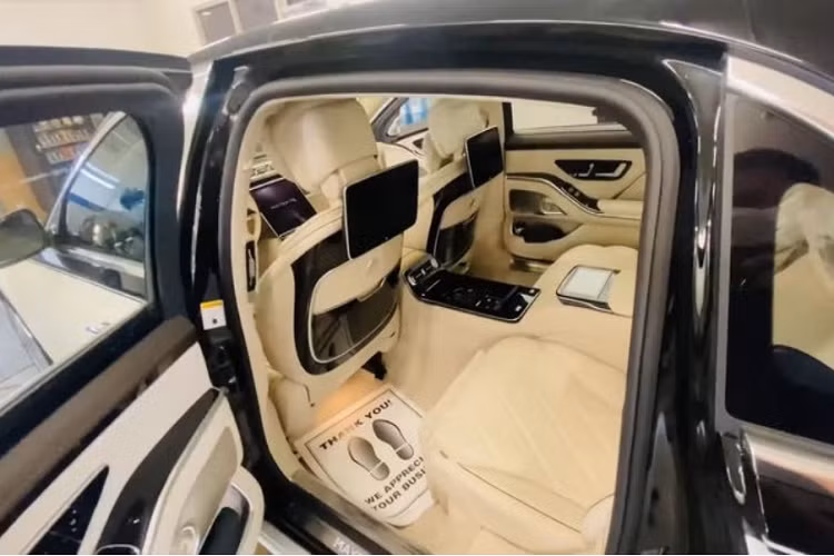 Tuy nhiên, điểm nhấn của Mercedes-Maybach S580 và S680 2021 nằm ở không gian ở hàng ghế thứ 2 với các ghế ngồi thương gia tích hợp chức năng massage, sưởi, chỉnh điện, ghi nhớ vị trí. Các "ông chủ" của S 580 và S 680 cũng nhận được 2 màn hình giải trí riêng biệt 11,6 inch phía sau, ngăn chứa đồ đa năng và một màn hình điều khiển chức năng dạng máy tính bảng.