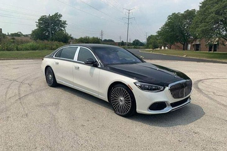 Nhằm mang đến những trải nghiệm yên tĩnh và thoải mái nhất, Mercedes-Maybach S580 4Matic 2021 mới có các vòm bánh sau khác với S-Class tiêu chuẩn với một hốc bổ sung để tạo không gian cho những vật liệu giảm âm. Kính nhiều lớp dày hơn, lốp xe được tối ưu hóa tiếng ồn và hệ thống khử tiếng ồn chủ động giúp triệt tiêu tiếng ồn từ đường... 