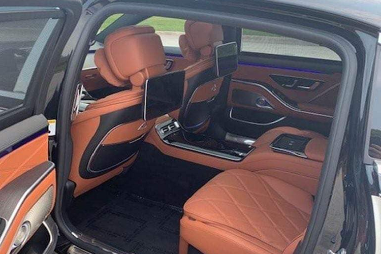 Mercedes-Maybach S580 4Matic 2021 sẽ có đến 4 màn hình cho hành khách cũng như tài xế, trong đó, 12,3 inch là màn hình của bảng đồng hồ kỹ thuật số, màn hình giải trí phía trước có kích thước 12,8 cùng với đó là 2 màn hình giải trí cho hành khách lên đến 11,6 inch. 