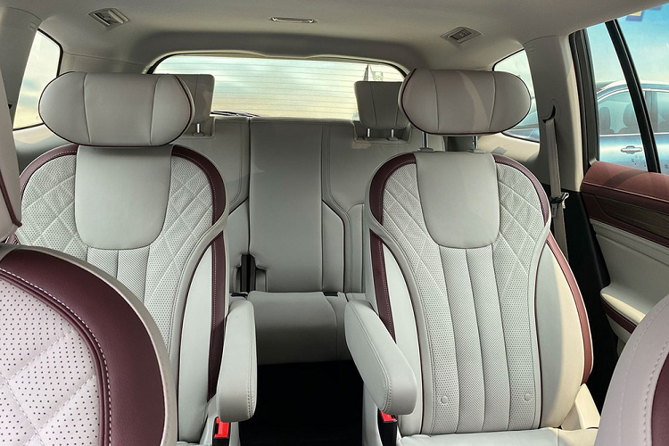 Đằng sau, Ford Equator 2021 được trang bị kính màu tối, đảm bảo sự riêng tư cho người ngồi bên trong. Riêng đèn hậu của xe được thiết kế thanh mảnh và nằm ngang, nối với nhau bằng dải đèn LED ở giữa. Ngay bên dưới dải đèn này là logo của hãng Ford là tem chữ nổi "Equator" khá nổi bật. Cuối cùng là đèn phản quang nằm ngang, 2 đầu ống xả hình chữ nhật và bộ khuếch tán gió giả.