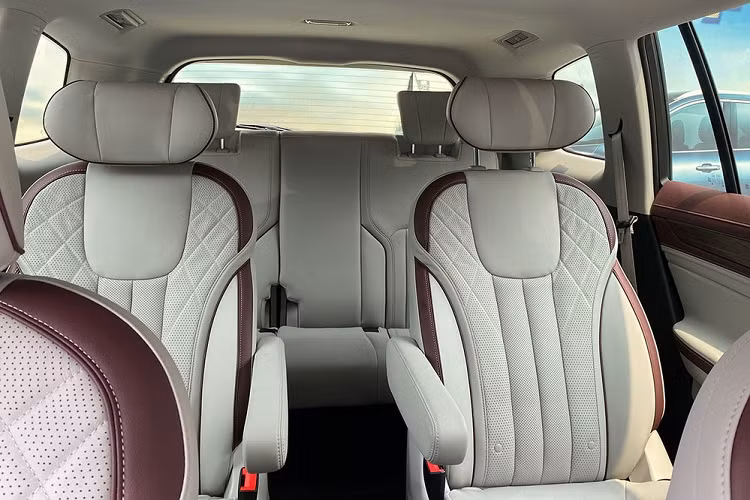 Đằng sau, Ford Equator 2021 được trang bị kính màu tối, đảm bảo sự riêng tư cho người ngồi bên trong. Riêng đèn hậu của xe được thiết kế thanh mảnh và nằm ngang, nối với nhau bằng dải đèn LED ở giữa. Ngay bên dưới dải đèn này là logo của hãng Ford là tem chữ nổi "Equator" khá nổi bật. Cuối cùng là đèn phản quang nằm ngang, 2 đầu ống xả hình chữ nhật và bộ khuếch tán gió giả.