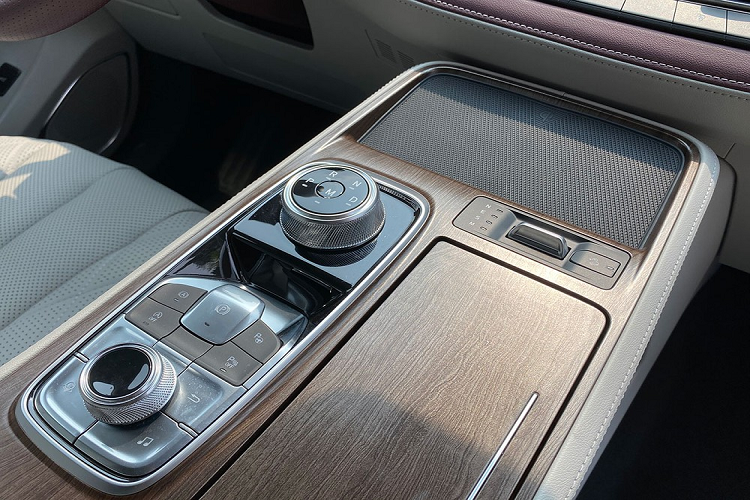 Điểm nhấn đáng chú ý nhất bên trong Ford Equator 2021 nằm ở 2 màn hình 12,3 inch nối liền với nhau, gợi liên tưởng đến những mẫu xe hạng sang của Mercedes-Benz. Ngoài ra, xe còn có hệ thống Tencent Auto Intelligence (TAI) 3.0 với tính năng định vị dùng công nghệ thực tế ảo AR. Đồng thời, hệ thống này hỗ trợ ngời dùng sử dụng ứng dụng trên điện thoại thông minh để khởi động máy từ xa.