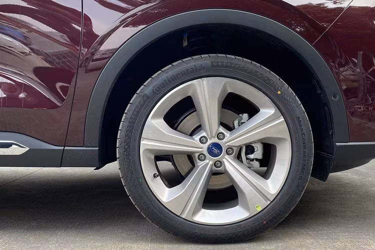 Theo đó, bên trên, nằm sát nắp ca-pô, là dải đèn LED định vị ban ngày, được thiết kế sắc sảo và hòa lẫn mượt mà vào lưới tản nhiệt. Bên dưới là cụm đèn pha chính, nằm trong hốc khá rộng. Bao quanh hốc này và hốc gió trung tâm bên dưới là nẹp mạ crôm, tạo cảm giác sang trọng cho xe. Ngoài ra, Ford Equator thế hệ mới còn có tấm ốp bảo vệ gầm màu bạc bên dưới cản trước.