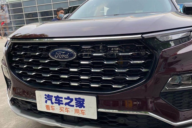 Bên ngoài, mẫu SUV này được áp dụng phong cách thiết kế mới của hãng Ford. Điều này được thể hiện qua lưới tản nhiệt cỡ lớn hình bát giác cỡ lớn với mắt lưới hình tổ ong. Tuy nhiên, khác với các mẫu SUV đời mới của thương hiệu Ford, Equator 2021 lại được trang bị hệ thống đèn 2 tầng trên đầu xe.