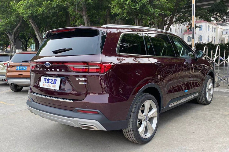 Trên cụm điều khiển trung tâm của Ford Equator 2021 không có cần số truyền thống, thay vào đó là núm xoay chuyển số theo xu hướng hiện nay. Nguồn cung cấp sức mạnh cho Ford Equator 2021 tại thị trường Trung Quốc sẽ là động cơ xăng EcoBoost 4 xi-lanh, dung tích 2.0L với công suất tối đa 224 mã lực. Động cơ kết hợp với hộp số tự động ly hợp kép 6 cấp.