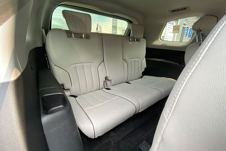 Với kích thước lớn, Equator 2021 có đủ chỗ để hãng Ford bố trí 3 hàng ghế với 7 vị trí ngồi. Tuy nhiên, nếu muốn, khách hàng có thể mua phiên bản 5 chỗ và 6 chỗ của mẫu SUV này. Ở phiên bản 6 chỗ, xe sẽ có 2 ghế thương gia ở giữa, có tính năng sưởi ấm, làm mát đồng thời đi kèm bệ tì tay có thể chỉnh được và cửa gió điều hòa riêng.