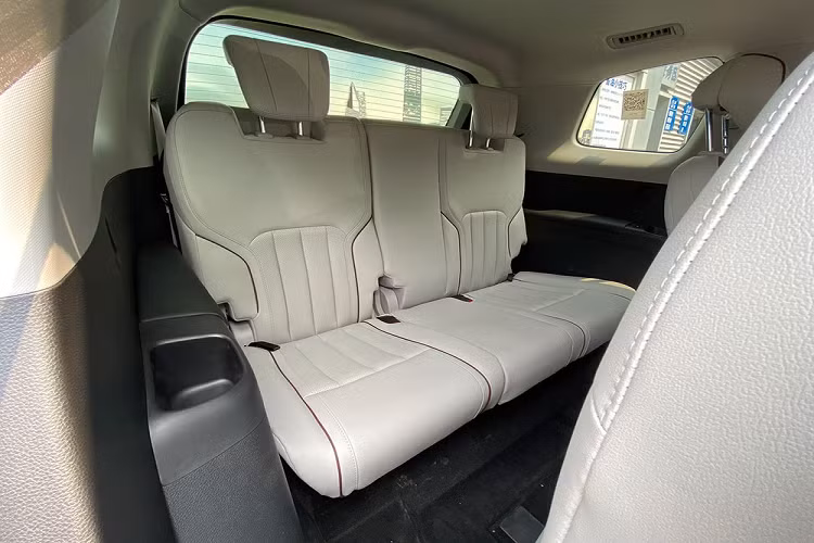 Với kích thước lớn, Equator 2021 có đủ chỗ để hãng Ford bố trí 3 hàng ghế với 7 vị trí ngồi. Tuy nhiên, nếu muốn, khách hàng có thể mua phiên bản 5 chỗ và 6 chỗ của mẫu SUV này. Ở phiên bản 6 chỗ, xe sẽ có 2 ghế thương gia ở giữa, có tính năng sưởi ấm, làm mát đồng thời đi kèm bệ tì tay có thể chỉnh được và cửa gió điều hòa riêng.