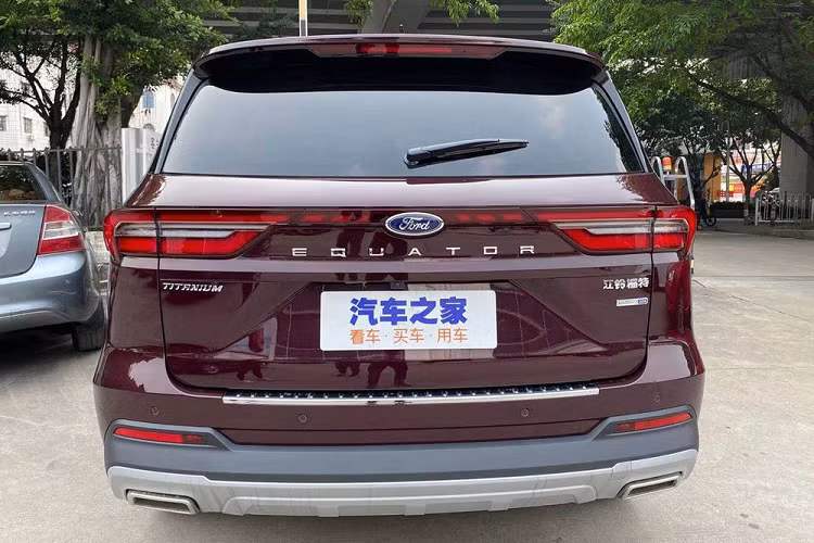 Bên sườn, Ford Equator 2021 được thiết kế khá đơn giản và vuông vức. Trong khi đó, nóc và đường vai xe đều khá thẳng thớm, cột D gần như nằm dọc, tạo cảm giác rộng rãi. Tiếp đến là bộ vành hợp kim với thiết kế 5 chấu và nẹp mạ crôm trên cửa. Tùy phiên bản, Ford Equator 2021 sẽ được trang bị vành hợp kim có đường kính 18 inch, 19 inch và 20 inch. Mỗi loại vành đều được thiết kế khác nhau, đi với lốp có kích thước 245/50 R20, 245/45 R20, 235/50 R19, 235/55 R19 và 235/55 R18