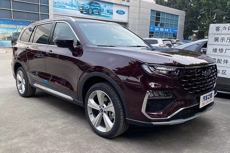  Ford Equator 2021 mới là mẫu SUV 3 hàng ghế hoàn toàn mới, đã lần đầu tiên được hé lộ vào hồi tháng 9 năm ngoái. Sau nửa năm, Ford Equator 2021 mới chính thức được tung ra thị trường Trung Quốc. 