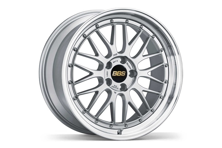 Xe được trang bị mâm hợp kim nhôm đúc BBS LM kích thước 20 inch, có họa tiết tương tự bộ mâm trên chiếc Toyota Supra của Paul Walker.