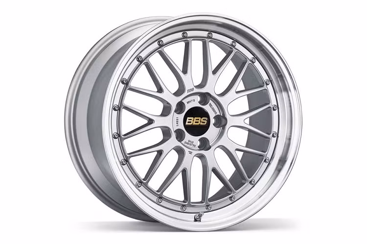 Xe được trang bị mâm hợp kim nhôm đúc BBS LM kích thước 20 inch, có họa tiết tương tự bộ mâm trên chiếc Toyota Supra của Paul Walker.