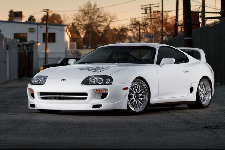 Không chỉ gắn bó với Toyota Supra thể thao trong loạt phim Fast &amp; Furious, Paul Walker còn sở hữu một chiếc Supra A80 màu trắng.