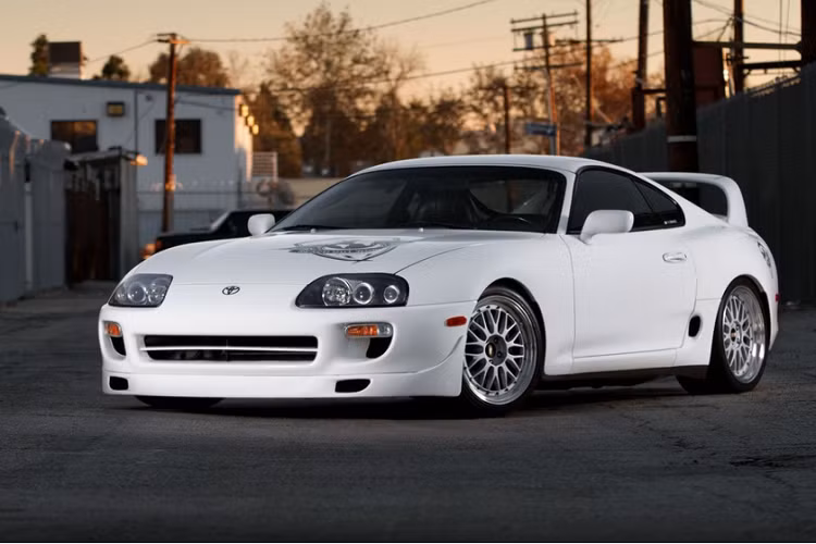 Không chỉ gắn bó với Toyota Supra thể thao trong loạt phim Fast &amp; Furious, Paul Walker còn sở hữu một chiếc Supra A80 màu trắng.