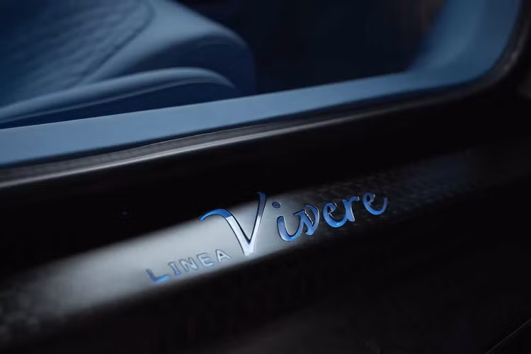 Các chi tiết màu đỏ ở ngoại thất đã được hãng độ lựa chọn sơn lại với màu xám Nardo Gray – Một trong những màu sắc nổi tiếng nhất của thương hiệu Audi. Màu sắc này là màu xám bóng, không có các hiệu ứng ánh kim nhưng đủ để đem đến cho phiên bản độ một diện mạo hoàn toàn khác biệt. Thay cho bộ mâm độ trên chiếc xe này, West Coast Customs đã lắp đặt bộ mâm của Bugatti Veyron Gran Sport 16.4 được sơn màu đen mờ, logo Bugatti được sơn màu xanh và các chi tiết chữ này đều được thợ vẽ hoàn thiện thủ công.