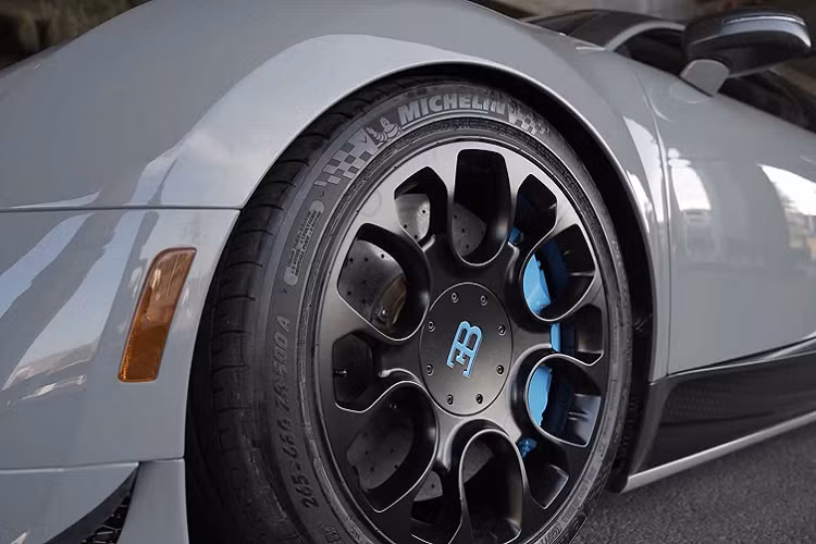 Chiếc Veyron độ Mansory này được hãng độ nổi tiếng thiết kế lại toàn bộ các chi tiết như màu sơn ngoại thất, mâm xe khác, cùm phanh được sơn lại cũng như được bọc lại khoang nội thất với màu da hoàn toàn mới và nổi bật. Toàn bộ các chi tiết được làm bằng chất liệu carbon ở ngoại thất đã được đánh nhám, hoàn thiện lại với lớp màu nhám tương tự với chiếc xe nguyên bản. Những chi tiết carbon với họa tiết độc đáo từ Mansory giúp chiếc Veyron trở nên khác biệt và hầm hố hơn, chính vì thế mà West Coast Customs đã quyết định giữ lại chi tiết nguyên bản này.