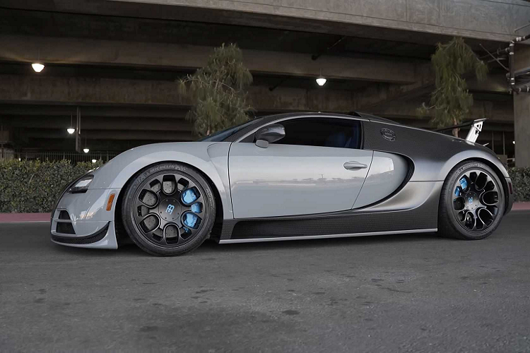 Mansory hiểu làm thế nào để có thể kết hợp giữa sự sang trọng và công nghệ hiện đại. Khi nghề thủ công truyền thống cùng vật liệu được lựa chọn và hợp nhất thiết kế thời trang được kết hợp với nhau, kết quả sẽ là một nội thất ô tô với vẻ đẹp cực kì xuất sắc. Khoang nội thất được trang bị đèn LED của Hệ thống Ambiente-Illumination System mới được trang bị trên ghế ngồi, lót cửa và bảng điều khiển.