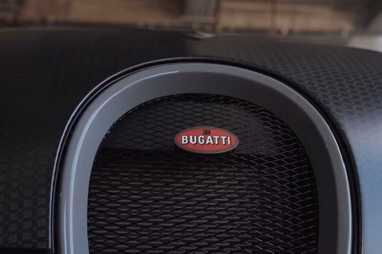 Trong suốt 10 năm vòng đời của mình kể từ khi dây chuyền sản xuất được khởi động vào năm 2005, ông hoàng tốc độ Bugatti Veyron một thời không bao giờ làm những người mê xe thất vọng với những mẫu xe mang giá trị nghệ thuật cao, song song với đó chính là khả năng vận hành vượt trội so với những mẫu xe thời bấy giờ.