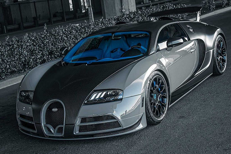 Là một dòng xe được ra mắt từ khoảng 20 năm về trước, siêu xe Bugatti Veyron sở hữu một thiết kế “không tuổi” cùng với nhiều năm giữ vững ngôi vị “Ông hoàng tốc độ”. Chiếc xe được đặt theo tên của tay đua Pierre Veyron- Người đã từng giành chức vô địch tại giải đua 1930 Geneva Grand Prix với chiếc Bugatti Type 37A.