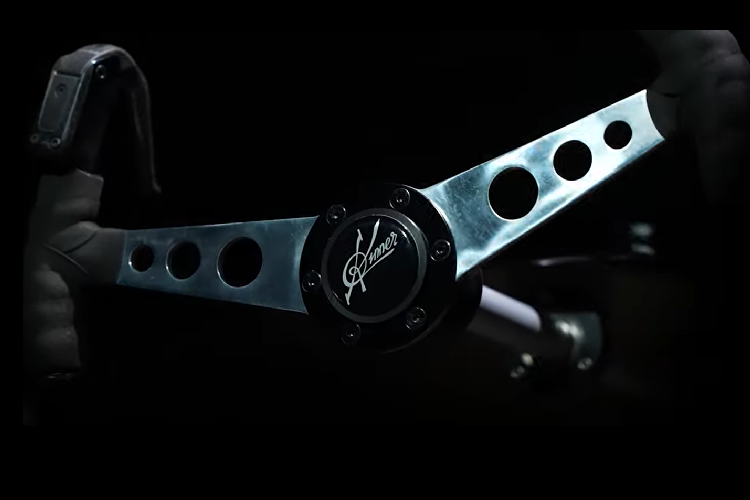 Chiếc xe có chiều rộng 100 cm và có đủ chỗ cho hai người trưởng thành. Để vào bên trong, bạn chỉ cần mở capô xe và thế là sẵn sàng vào vị trí lên đường. Kinner được thiết kế làm một phương tiện đi lại hàng ngày có thể đưa bạn từ điểm A đến điểm B trong một vài km.