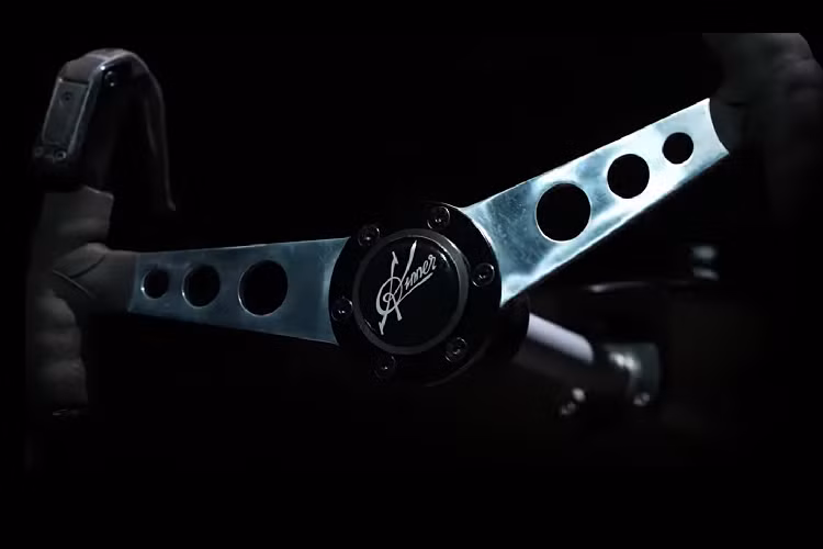 Chiếc xe có chiều rộng 100 cm và có đủ chỗ cho hai người trưởng thành. Để vào bên trong, bạn chỉ cần mở capô xe và thế là sẵn sàng vào vị trí lên đường. Kinner được thiết kế làm một phương tiện đi lại hàng ngày có thể đưa bạn từ điểm A đến điểm B trong một vài km.