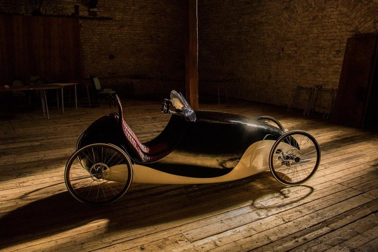  Kinner 2022 chạy điện là dự án mới nhất của một thợ chế tạo đàn guitar và nghệ nhân lành nghề người Phần Lan có tên Ari Jukka Luomaranta. Anh ấy đã tập trung phát triển Kinner trong vài năm nay và đạt được nhiều bước tiến đáng kể khi chiếc xe lai tạo giữa ôtô và xe đạp độc đáo sắp có thể đưa vào giai đoạn sản xuất.