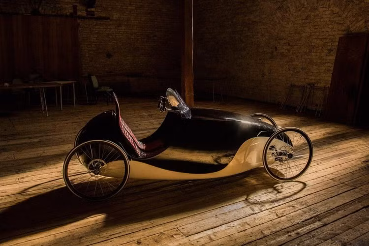  Kinner 2022 chạy điện là dự án mới nhất của một thợ chế tạo đàn guitar và nghệ nhân lành nghề người Phần Lan có tên Ari Jukka Luomaranta. Anh ấy đã tập trung phát triển Kinner trong vài năm nay và đạt được nhiều bước tiến đáng kể khi chiếc xe lai tạo giữa ôtô và xe đạp độc đáo sắp có thể đưa vào giai đoạn sản xuất.