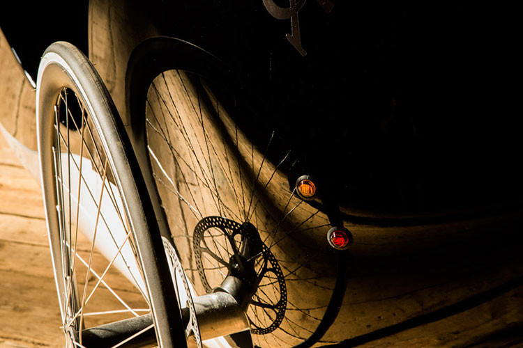 Nó có trang bị những vành xe đạp hẹp và nhẹ, nhưng phần lốp có thể được chuyển sang loại lớn hơn cho dạng đường sỏi đá. Khách hàng sẽ có thể tùy chỉnh bàn đạp xe để phù hợp với phong cách của họ.