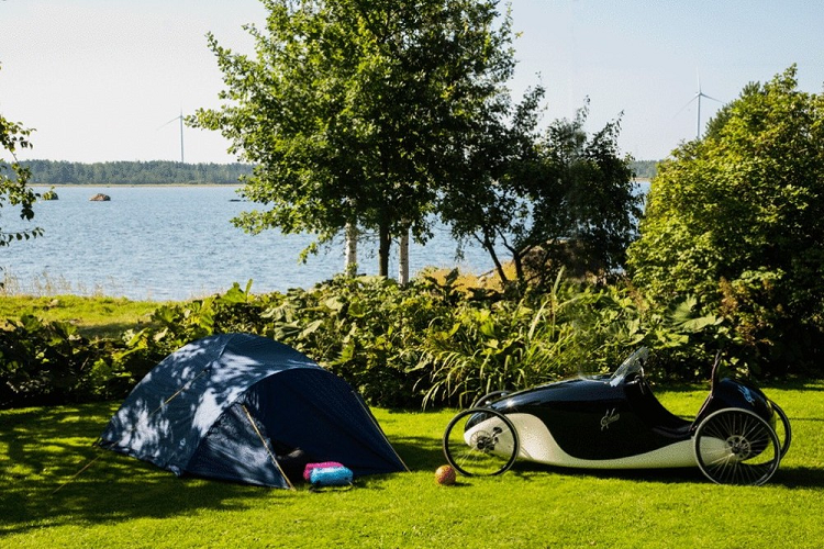 Trọng lượng chính xác của chiếc xe vẫn chưa được tiết lộ vì Luomaranta vẫn đang quyết định cách bố trí mô tơ điện. Để làm cho chiếc xe đạp lai ôtô dễ sử dụng hơn, anh ấy dự định lắp một mô tơ điện kết hợp hộp số tự động.