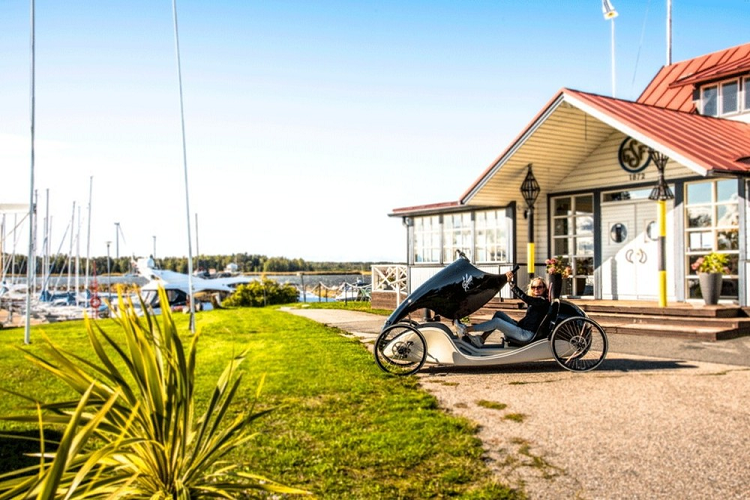 Tất cả các bộ phận bằng chất liệu tổng hợp có thể được làm bằng sợi thủy tinh, sợi carbon hoặc vật liệu tổng hợp dựa trên sinh học xanh, và sẽ có nhiều cách phối màu khác nhau. Chiếc xe cũng có thể tích hợp một số tính năng bổ sung như kính chắn gió, gương chiếu hậu, đèn chiếu sáng, và đèn nháy.