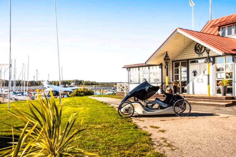 Tất cả các bộ phận bằng chất liệu tổng hợp có thể được làm bằng sợi thủy tinh, sợi carbon hoặc vật liệu tổng hợp dựa trên sinh học xanh, và sẽ có nhiều cách phối màu khác nhau. Chiếc xe cũng có thể tích hợp một số tính năng bổ sung như kính chắn gió, gương chiếu hậu, đèn chiếu sáng, và đèn nháy.